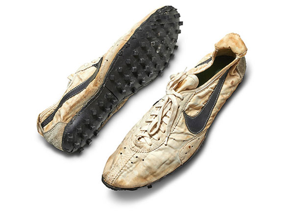 著名的苏富比拍卖行以高价卖出耐克“月球鞋”。
