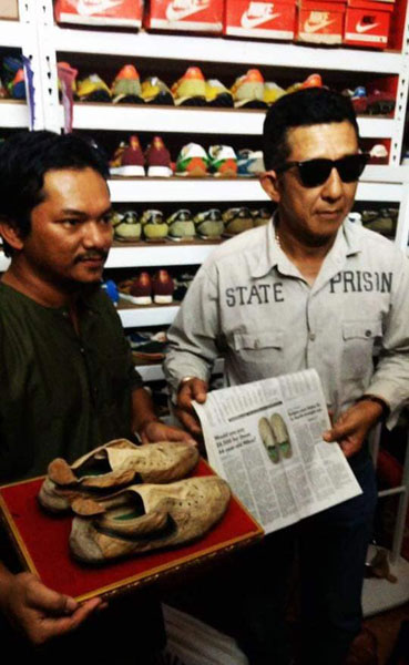 网友Ide Adol爆料，朋友“Hatu Gani”（左）手上的拿的就是“月球鞋”。