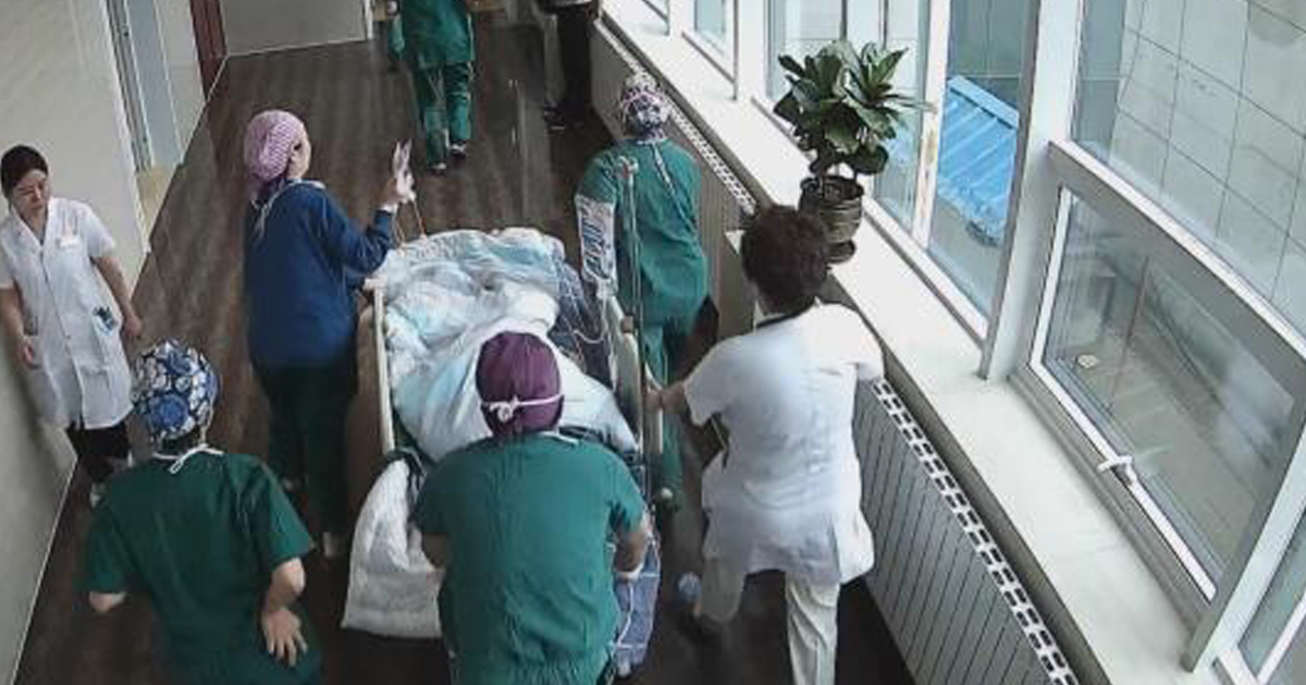 医院监控录像截图显示，众医务工作人员推着巴老跑步前往导管室。（中新网）