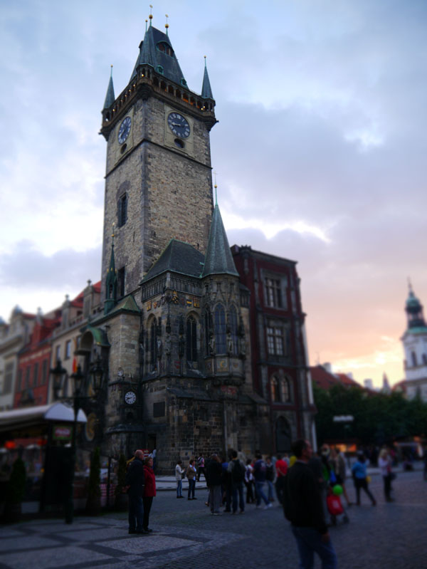 位于布拉格老城广场的布拉格老市政厅。市政厅塔楼上巧夺天工的天文钟，是全世界最著名的天文钟之一。