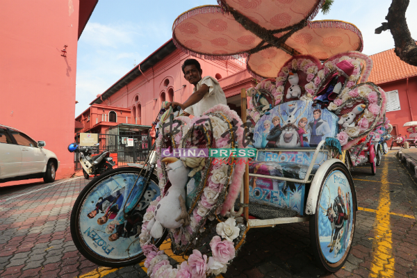 红透全世界的冰雪奇缘卡通，也成为马六甲三轮车的装饰。