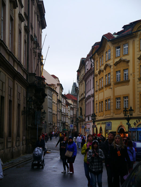 布拉格老城区是一个适合步行的地方，连在迷宫般的街巷寻找出路，也是一种乐趣。