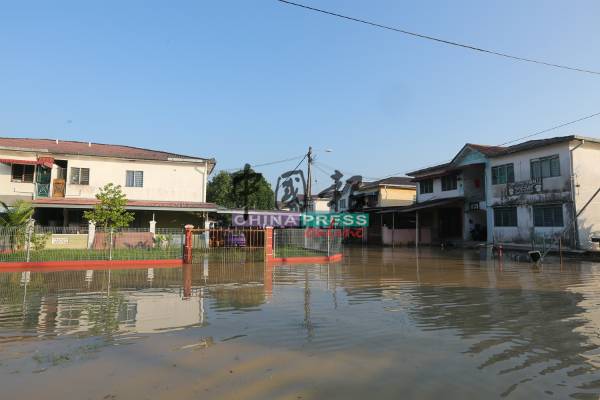 默迪卡再也花园水灾情况也不逊万佳市，情况相当严重。