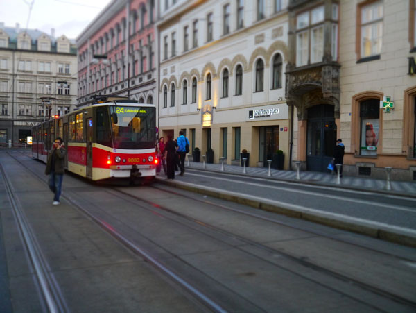除了徒步行走（个人强烈推荐），有轨电车和德士（如果预算较多）也可以是游览布拉格的选择。