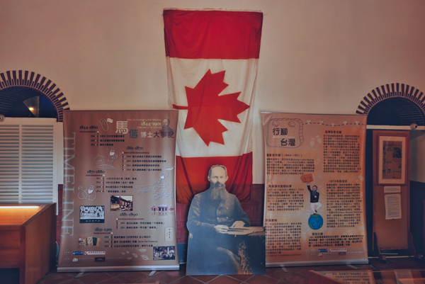 学堂内展示了许多关于这名加拿大传道者的生平故事。