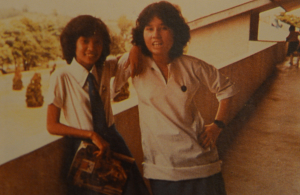少女时期的东姑阿兹札（右），和一般中学生没什么不同。