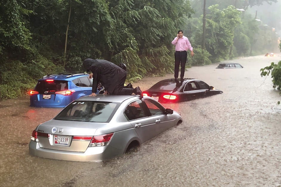 道路变河流，许多民众受困大雨中。（美联社）
