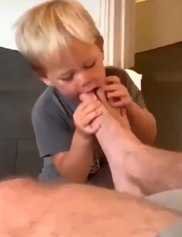艾米汉默公开2岁儿子吮他脚趾片段惹非议。