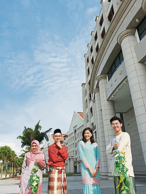 除了精心设计的课程，MBA中心亦通过各式校内活动让学生接触各文化元素。图为MBA中心学术助理经理苏丽雅（左起）、池建国、经理林佳颖和学生体验执行员杨健业在开斋节期间穿上马来传统服装与学生同庆。