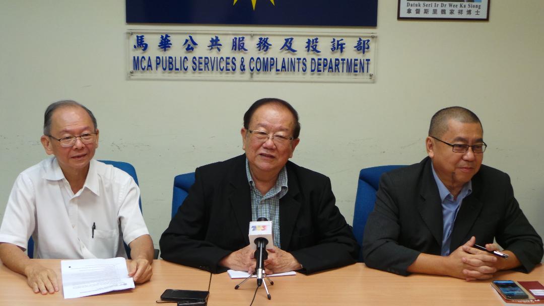 张天赐(中)在林春景(左起)和汤木陪同下,向记者讲解填写公积金受益人和立遗嘱的重要性。