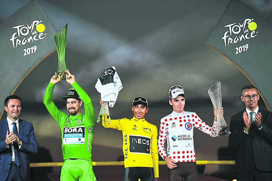 环法个人奖项，萨甘夺最佳冲刺（左起）、贝尔纳尔穿上黄衣加冕总冠军与夺得爬山王的巴代。（法新社）