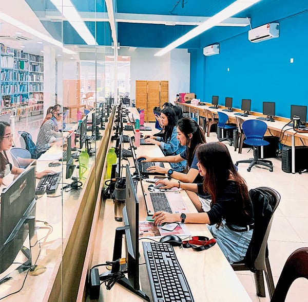 紧贴业界趋势的电脑设施，提高学生的技巧运用能力。