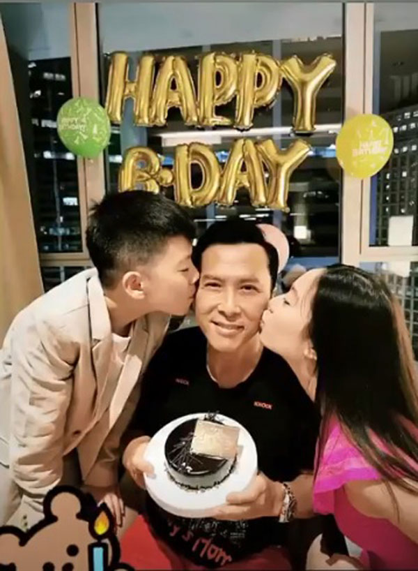 甄子丹56岁生日，一对子女还吻贺父亲。（instagram图片）
