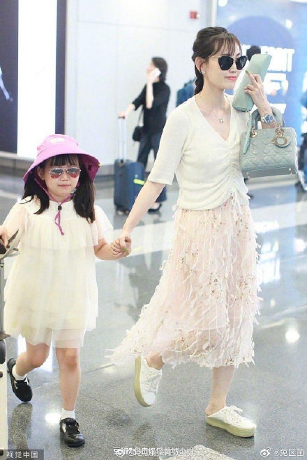王妈妈出殡当日，马蓉带着女儿现身北京机场。（图/微博）