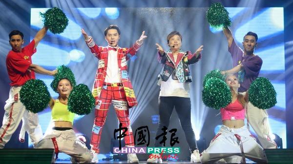 刘界辉（左）与好朋友赵洁莹唱跳《失恋联盟阵线》及《忘情森巴舞》。