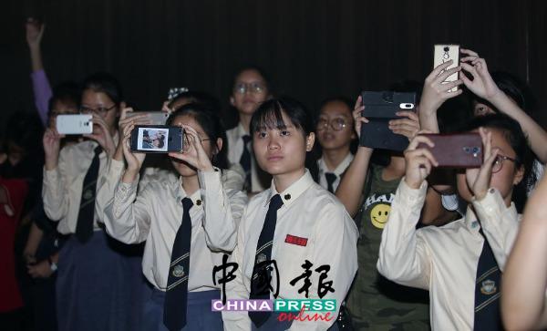 学生们非常投入，纷纷拿出手机拍摄“爱豆”的表演。