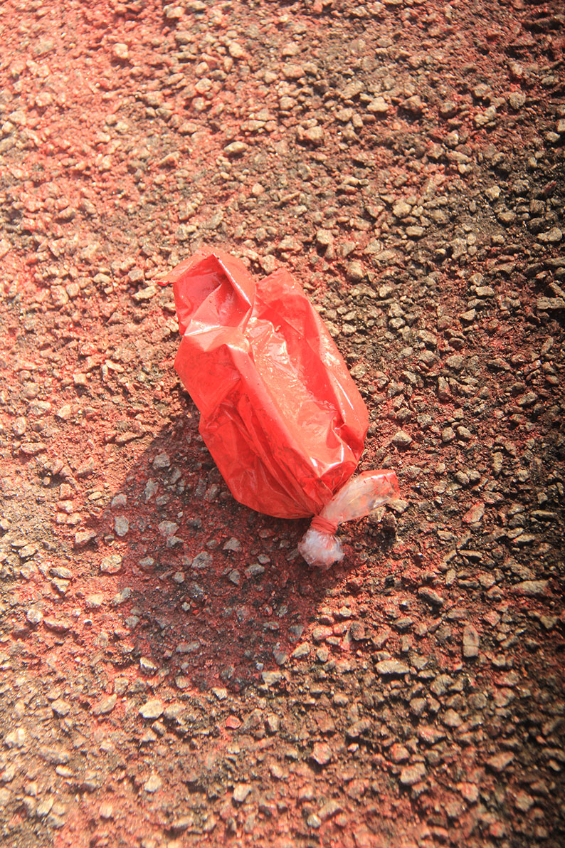 “阿窿”跑腿利用装有红漆的塑料袋掷进事主篱笆门和屋前庭院。