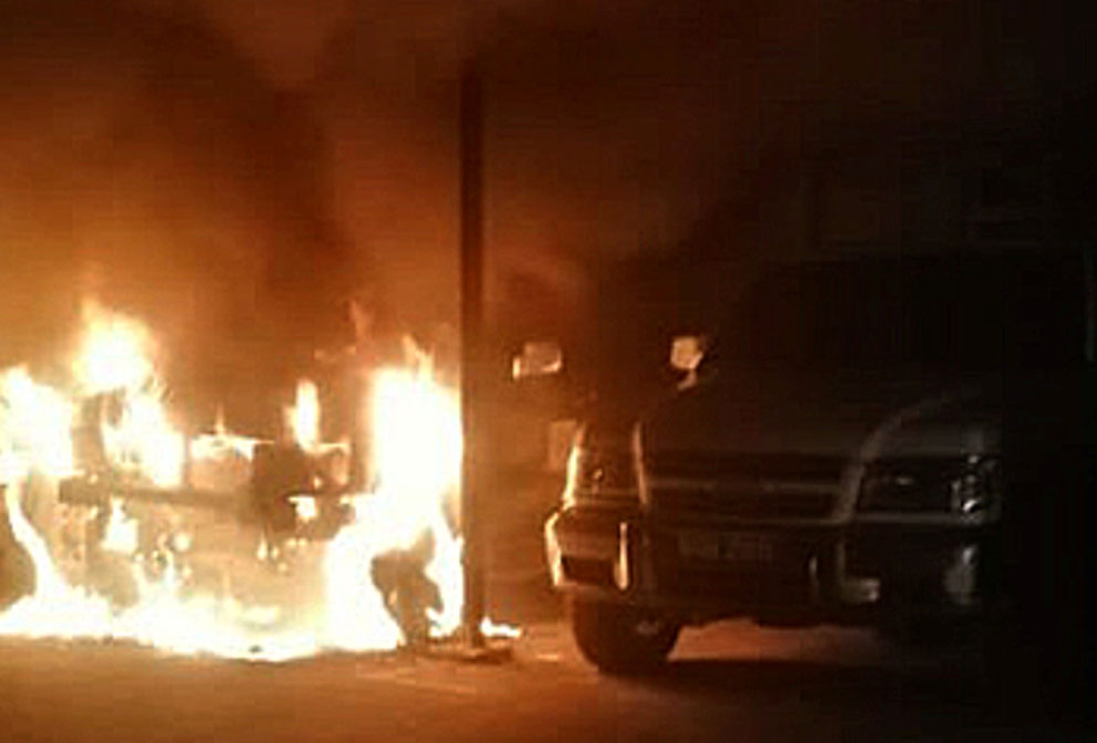 四驱车疑遭纵火焚烧，幸火势及被扑灭，没波及泊在一旁的四驱车。