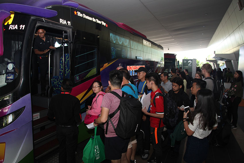 上百名受影响的乘客被迫乘搭旅游巴士前往吉隆坡第二国际机场，再飞往槟城。