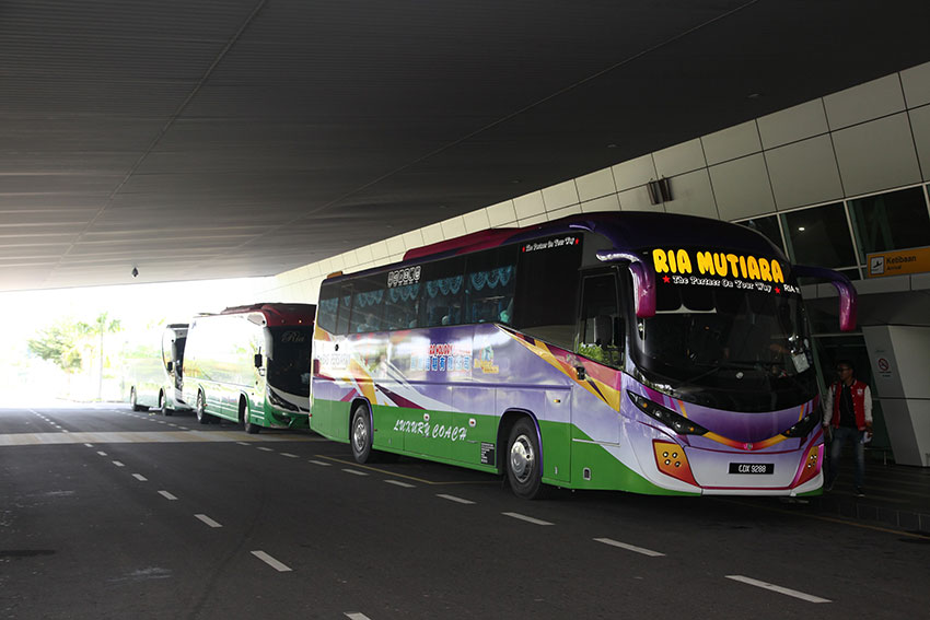 亚航安排3辆旅游巴士载送受影响的乘客。