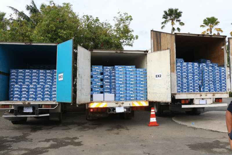 警方展示起获的5401箱漏税啤酒及3辆罗厘。