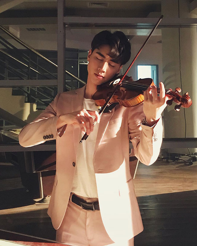 除了精通小提琴、钢琴和吉他外，徐凯也曾考获第八级歌剧声乐文凭。