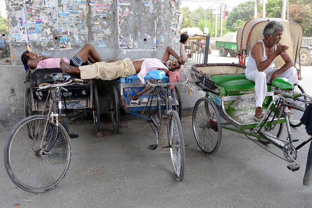 旁遮普州阿姆利则市周三有民众在炎热的天气下休息。（法新社）