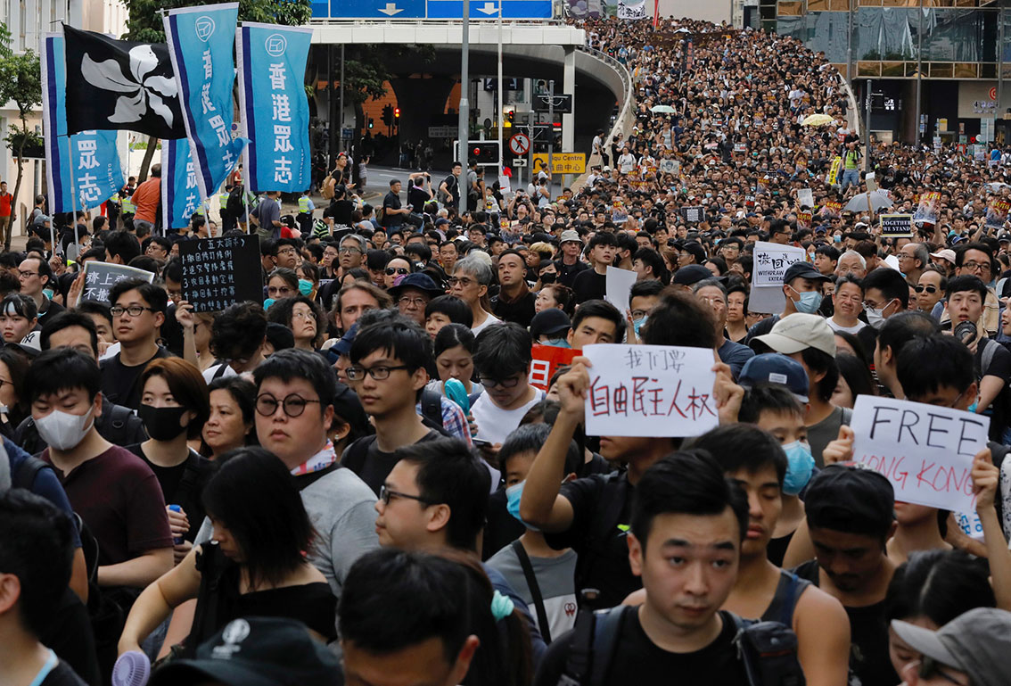示威者向中国游客展示标语。