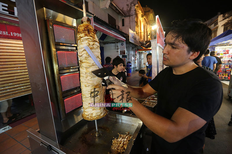 来自西亚的人士在鸡场街夜市售卖土耳其烤肉。