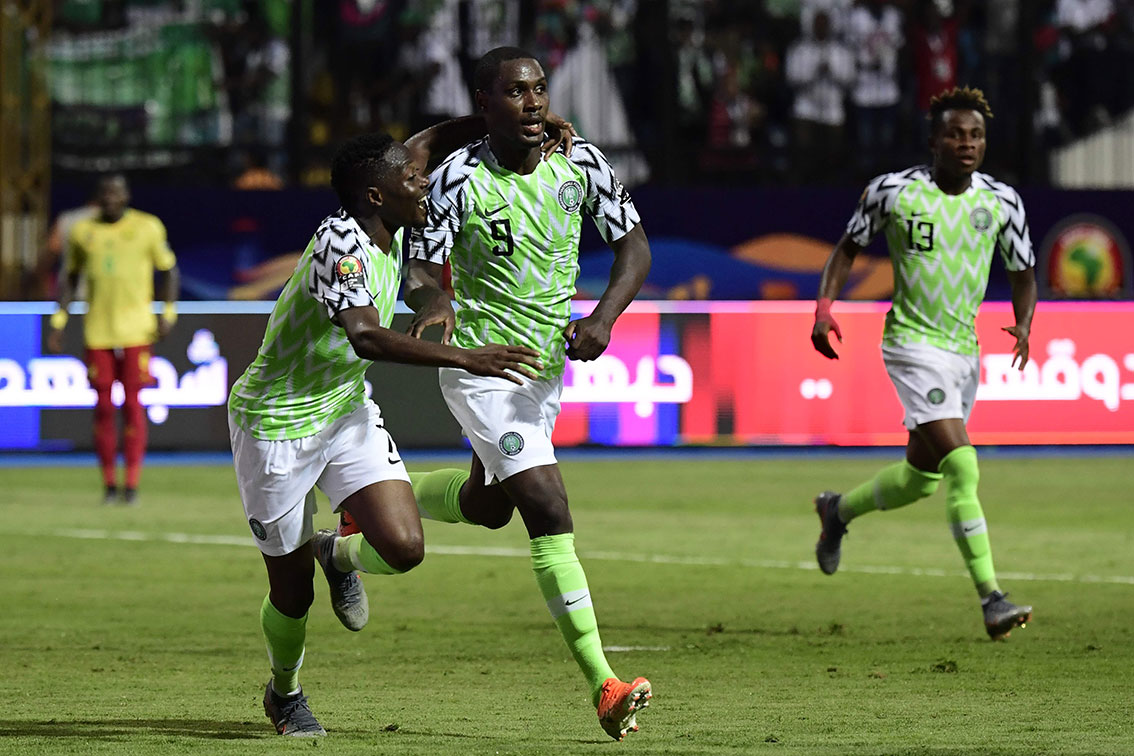 尼日利亚前锋伊加洛（中）打入关键第2球。（法新社）