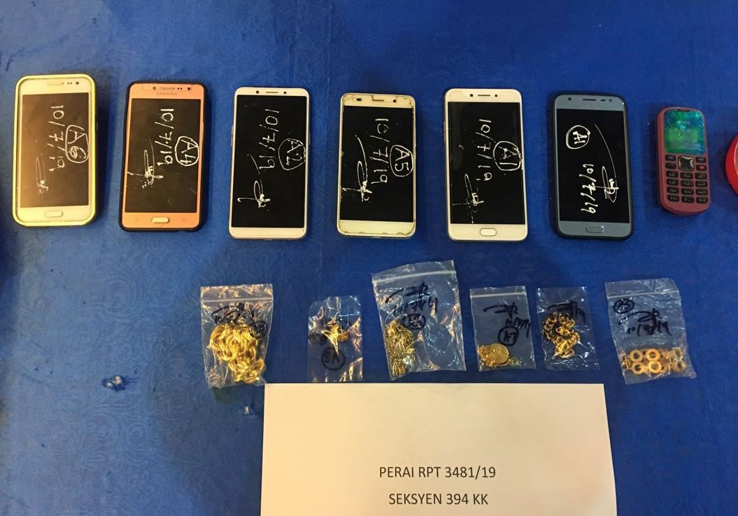 警方起获多台手机和为赃物的金饰品。
