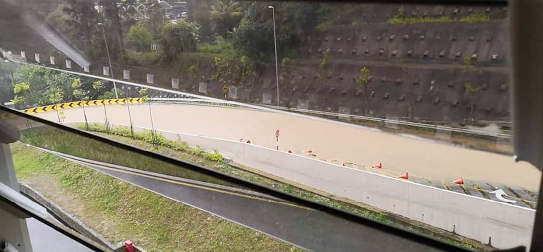 积水淹没该处路段，据悉也酿成交通阻塞。（网络照片）