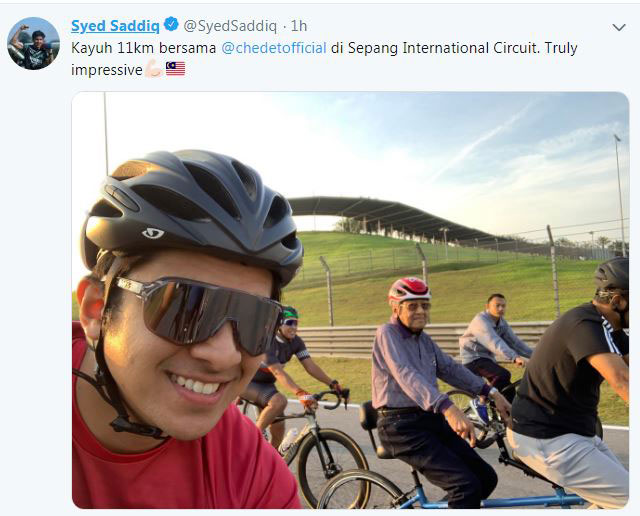马哈迪（左2）在赛沙迪陪同下，走出户外骑脚车运动。（图取自赛沙迪推特）