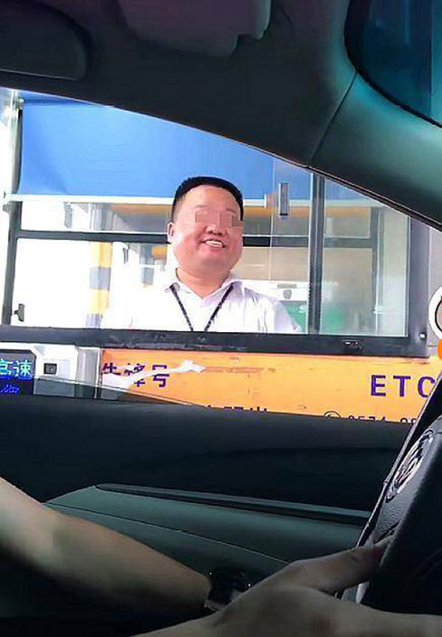 收费职员向司机露齿微笑，被网民指是“职业假笑”。