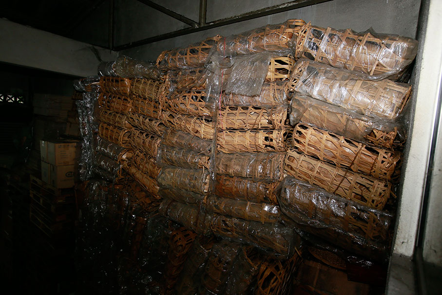 事主购入存放在竹箩内的茶砖后，再装箱存放在运输公司。