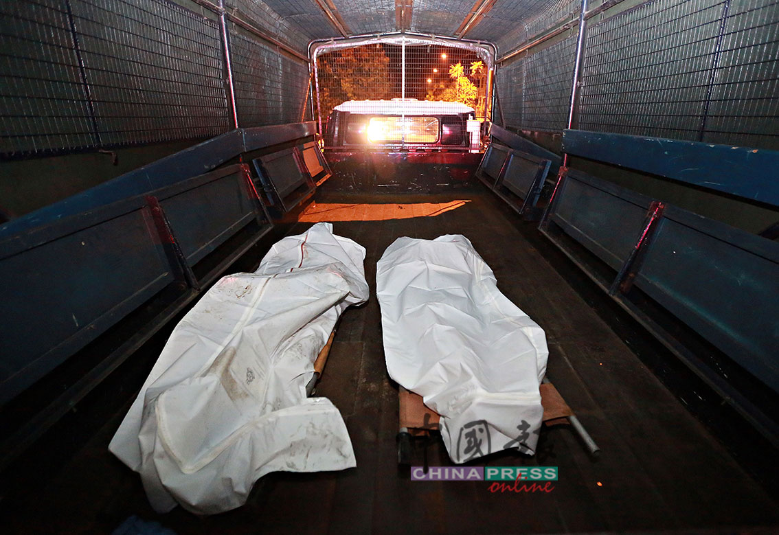 死者夫妇俩的遗体并排在车上，准备送往医院太平间。