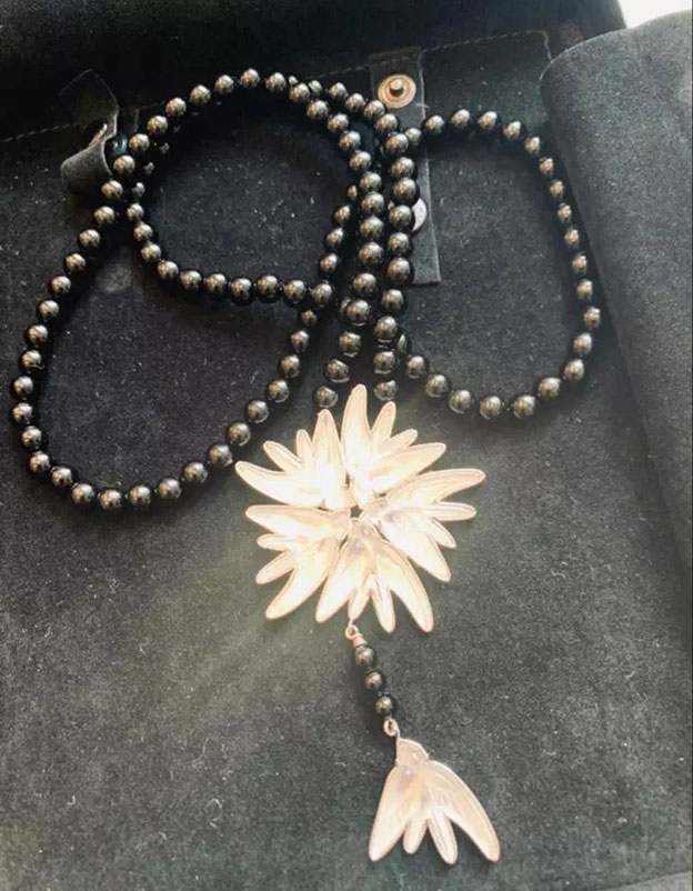 这条法国珠宝品牌Lalique的项链，也是阁员送给特丽莎梅的。