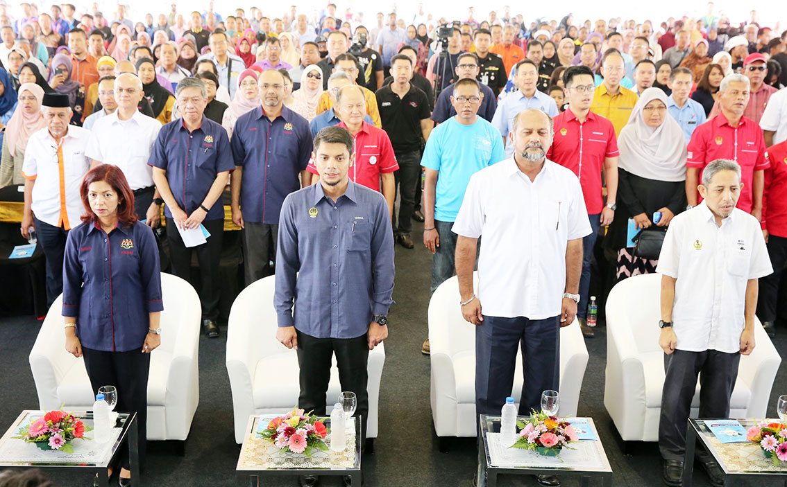 苏丽雅妮（前排左起）、哈斯诺、哥宾星、查瓦威出席“马来西亚数码活动”。