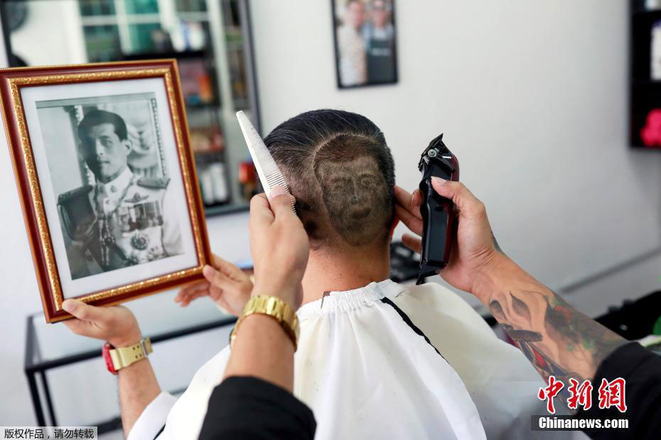 泰国王室粉丝切特南达，在后脑勺精心剃了泰王瓦吉拉隆功肖像，庆祝泰王67岁生日。(中新网)