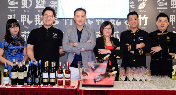 梁永辉（左三）强调，除了遵守白酒搭白肉、红酒搭红肉的原则外，每一款葡萄酒都有个自的特色，只要认识多一些，就能搭配出更佳风味。