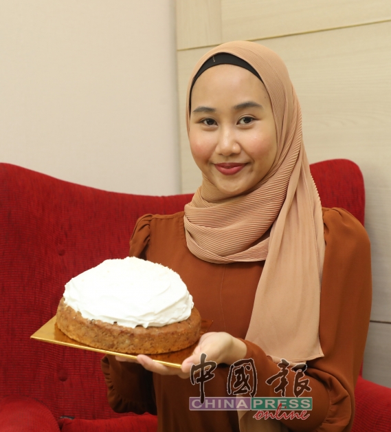 Iza Sharmila Mohd Sallehuddin目前共研发了四款纯素蛋糕，今天介绍给读者的“素香蕉蛋糕配椰子奶油”，以清爽椰子奶油配搭口感香甜湿润的香蕉蛋糕，是她最钟爱的口味之一。