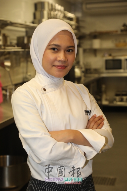 获得英国烹饪艺术系硕士学位的Chef Nur Amirah Haji Mazlan，于双威大学餐饮系担任烹饪导师两年多，来自霹雳的她指出，霹雳也有自己版本的Nasi Kerabu，但并不普遍，“Nasi Kerabu是非常健康的食物，基本上所有蔬菜都是生的，马来人相信吃生的蔬菜能帮助消化，对身体有很多益处。”