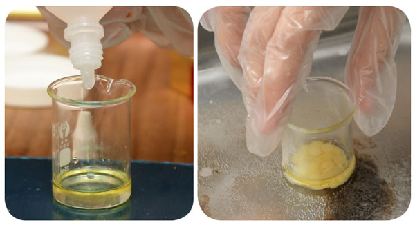 2.将材料A1至A8，全部加入实验室玻璃烧杯中，隔水煮溶，轻轻搅拌至混合均匀。