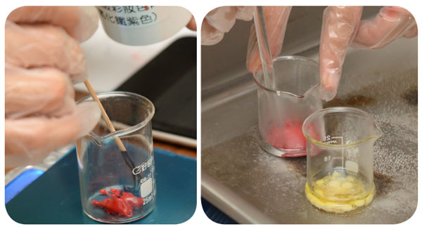 3.将膏状颜料加入实验室玻璃烧杯中，隔水煮溶，轻轻搅拌至混合均匀。