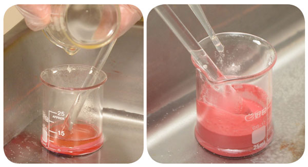 4.将做法2加入做法3，搅拌均匀，即可加入精油（可加入一滴，不加也可以）、抗菌剂（D1）和维他命E，搅拌均匀。