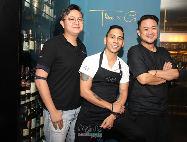 左起：Three x co合伙人兼鸡尾酒单研发者David Hans、Jon Lee和Three X Co创始人兼董事经理Wai Hung，希望为大马鸡尾酒文化带来更多国外的冲击。
