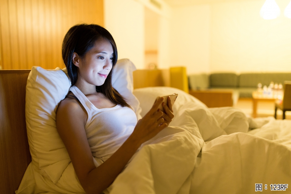 现今有自动调节屏幕色温的软件，有助于长期在屏幕上阅读 ，虽然自动调节屏幕的色温，可帮助用户有效地改善睡眠质量，但在睡前“刷机”，的确会对睡眠素质造成一定影响。