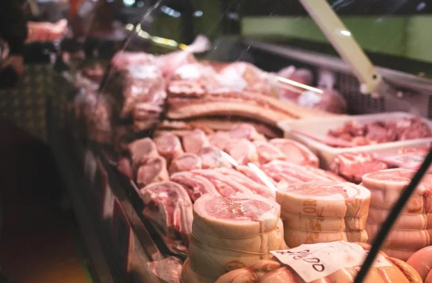 冷藏或冷冻的肉品，相对温体肉细菌较不易生长。