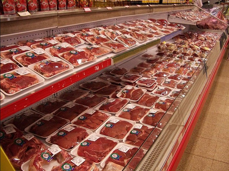 冷藏或冷冻的肉品，购买时须挑选包装完整无破损、无血水流出的肉品。