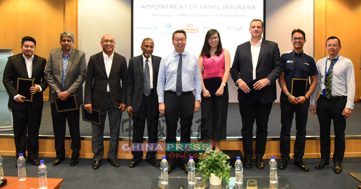 宝腾汽车经销市场董事郑成富（左五）和各保险公司代表签署合作协议。